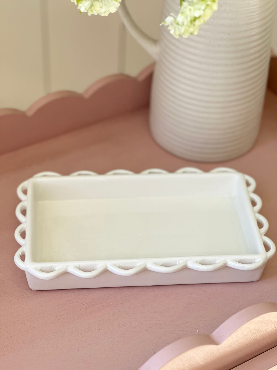 WHITE SCALLOPED NAPKIN BOX main image 0