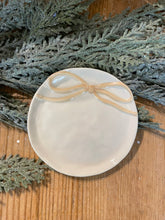 Load image into Gallery viewer, 4-1/4&quot; Round Bow Dish
