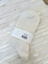 Load image into Gallery viewer, Ivory Ruffle Back Socks
