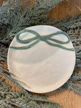 Load image into Gallery viewer, 4-1/4&quot; Round Bow Dish
