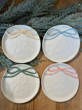 Load image into Gallery viewer, 4-1/4&quot; Round Bow Dish
