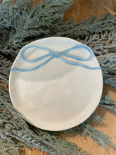 Load image into Gallery viewer, 4-1/4&quot; Round Bow Dish
