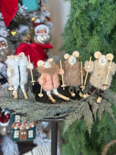 Load image into Gallery viewer, Skiing Wool Felt Mice Ornaments
