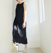 Load image into Gallery viewer, Eclipse Holiday Pleat Midi Dress
