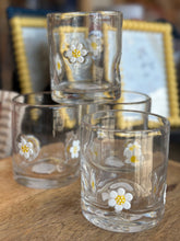 Load image into Gallery viewer, Daisy Embedded Drinking Glass
