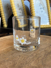 Load image into Gallery viewer, Daisy Embedded Drinking Glass

