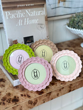 Load image into Gallery viewer, Round Ruffled Photo Frame
